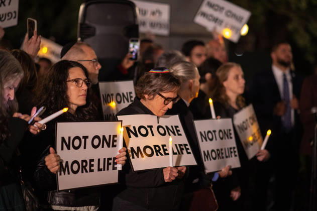 October 7, 2026, New York, New York, USA: The Union Square candlelight vigil organized by the group Israelis for Peace on October 7th 2026 went on in spite of loud protests by pro-Palestinian activists. Several public officials, including New York City mayor ZOHRAN MAMDANI, joined the group in commemorating the Israeli lives lost on Ocotober 7th 2023 despite the protests. New York USA  - ZUMAh214 20261007_znp_h214_006 Copyright: xSDxHerzogx