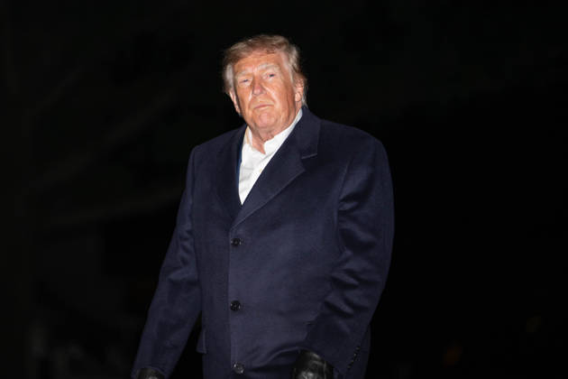 October 8, 2026, Washington, District Of Columbia, United States: President DONALD TRUMP walks across the South Lawn of the White House after arriving aboard Marine One following a trip to San Antonio, Texas, where he attended a campaign rally ahead of the November midterm elections. Washington United States  - ZUMAk206 20261008_znp_k206_009 Copyright: xMattxKaminskyx
