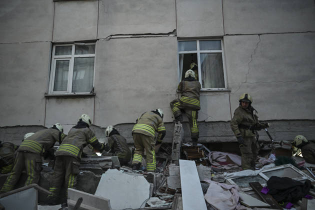 Partial collapse occurs in 7-story building in Istanbul s Maltepe district ISTANBUL, TURKIYE - OCTOBER 8: Search and rescue teams continue efforts to locate and rescue people trapped under the rubble as an injured person is taken to a hospital by ambulance after the lower floors of a seven-story building partially collapse in the Maltepe district of Istanbul, Turkiye, on October 8, 2026. Murat Sengul Anadolu Istanbul Turkey. Editorial use only. Please get in touch for any other usage.  Copyright: x2026xAnadoluxMuratxSengulx