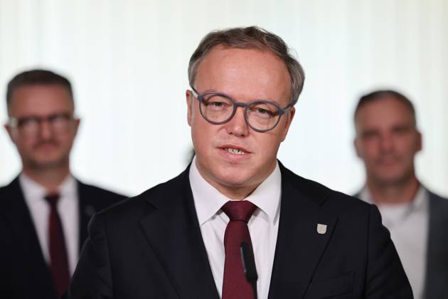 Thuringian State Parliament: Statement by Minister-President Mario Voigt (CDU), October 7, 2026, Erfurt, Thuringian State Parliament, Statement by Minister President Mario Voigt (CDU); he has withdrawn the lawsuit and accepts the revocation of his doctoral degree; he is issuing this statement on behalf of the entire parliamentary caucus, which is standing behind him symbolically