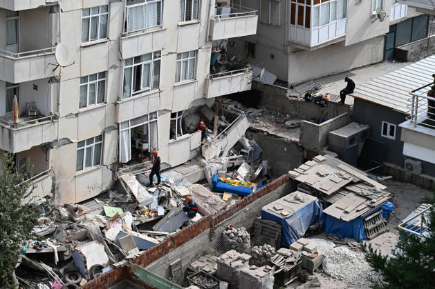 Seven-story residential building partially collapses in Istanbul ISTANBUL, TURKIYE - OCTOBER 08: Search and rescue teams conduct operations at the site of a seven-story building that partially collapsed in the Maltepe district of Istanbul, Turkiye, on October 08, 2026. Emergency personnel and ambulances are deployed to the scene as search and rescue efforts continue. Ahmet Okatali Anadolu Istanbul Turkey. Editorial use only. Please get in touch for any other usage.  Copyright: x2026xAnadoluxAhmetxOkatalix