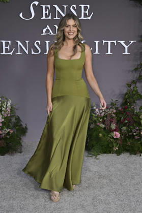 Jordan Claire Robbins at the premiere of the movie *Sense and Sensibility* at the United Theater in Los Angeles, October 7, 2026 Foto:xD.xStarbuckx xFuturexImagex sensuality_6028