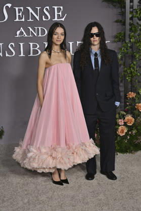 Esme Creed Miles and Daisy Maybe at the premiere of the movie *Sense and Sensibility* at the United Theater in Los Angeles, October 7, 2026 Foto:xD.xStarbuckx xFuturexImagex sensuality_6105