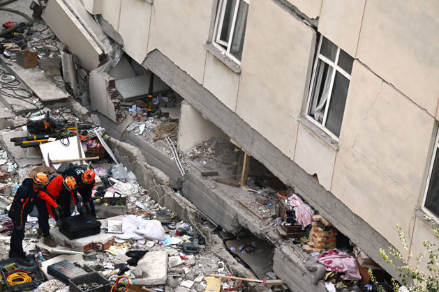 Partial collapse occurs in 7-story building in Istanbul s Maltepe district ISTANBUL, TURKIYE - OCTOBER 8: Search and rescue personnel, including firefighters, AFAD, UMKE, and police teams, operate at the site of a partial building collapse in the Cevizli neighborhood of Maltepe district, Istanbul, Turkiye on October 8, 2026. Trapped residents on the unaffected upper floors were evacuated while emergency teams initiated search and rescue efforts beneath the collapsed lower levels. Ten people were rescued alive from the rubble, while officials confirmed two fatalities as of late morning. Ahmet Okatali Anadolu Istanbul Turkey. Editorial use only. Please get in touch for any other usage. Copyright: x2026xAnadoluxAhmetxOkatalix
