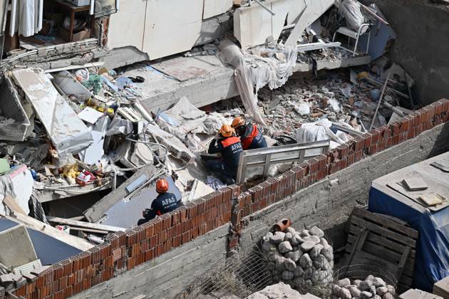 Partial collapse occurs in 7-story building in Istanbul s Maltepe district ISTANBUL, TURKIYE - OCTOBER 8: Search and rescue personnel, including firefighters, AFAD, UMKE, and police teams, operate at the site of a partial building collapse in the Cevizli neighborhood of Maltepe district, Istanbul, Turkiye on October 8, 2026. Trapped residents on the unaffected upper floors were evacuated while emergency teams initiated search and rescue efforts beneath the collapsed lower levels. Ten people were rescued alive from the rubble, while officials confirmed two fatalities as of late morning. Ahmet Okatali Anadolu Istanbul Turkey. Editorial use only. Please get in touch for any other usage. Copyright: x2026xAnadoluxAhmetxOkatalix
