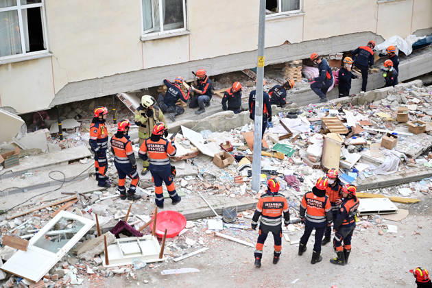 Partial collapse occurs in 7-story building in Istanbul s Maltepe district ISTANBUL, TURKIYE - OCTOBER 8: Search and rescue personnel, including firefighters, AFAD, UMKE, and police teams continue to operate at the site of a partial building collapse in the Cevizli neighborhood of Maltepe district, Istanbul, Turkiye on October 8, 2026. Trapped residents on the unaffected upper floors were evacuated while emergency teams initiated search and rescue efforts beneath the collapsed lower levels. Ten people were rescued alive from the rubble, while officials confirmed two fatalities as of late morning. Serhat Cagdas Anadolu Istanbul Turkey. Editorial use only. Please get in touch for any other usage.  Copyright: x2026xAnadoluxSerhatxCagdasx