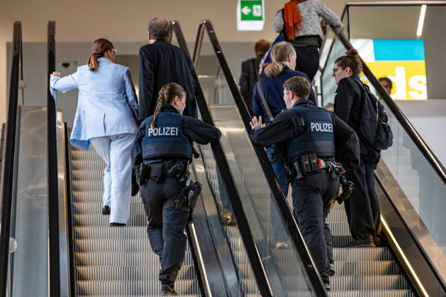 Frankfurt Book Fair 2026 August 10, 2026 Police presence on the second day of the 2026 Frankfurt Book Fair, Thursday. Numerous visitors, exhibitors, and industry professionals are making their way through the exhibition halls and aisles of the Frankfurt Exhibition Center. Police officers are on duty during the event and are e