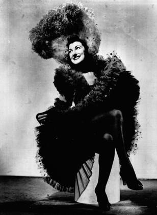Evie Hayes. Charming American Soubrette in Naughty Nineties at Tivoli Theatre. December 10, 1940.  Copyright: xCopyrightxUnknownx 5513-81307430