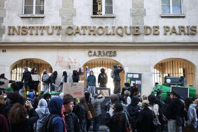 Catholic Institute of Paris Blockade - Paris Students blocking campus of Catholic Institute of Paris ( Institut Catholique de Paris ) in Paris, on October 8, 2026 as they continue their protest to demand the hiring of substitute teachers, increased resources, and decent learning conditions. Photo by Raphael Lafargue ABACAPRESS.COM Paris Ile-de-France France Copyright: xLafarguexRaphael ABACAx