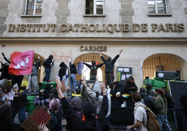 Catholic Institute of Paris Blockade - Paris Students blocking campus of Catholic Institute of Paris ( Institut Catholique de Paris ) in Paris, on October 8, 2026 as they continue their protest to demand the hiring of substitute teachers, increased resources, and decent learning conditions. Photo by Raphael Lafargue ABACAPRESS.COM Paris Ile-de-France France Copyright: xLafarguexRaphael ABACAx