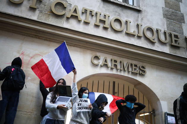 Catholic Institute of Paris Blockade - Paris Students blocking campus of Catholic Institute of Paris ( Institut Catholique de Paris ) in Paris, on October 8, 2026 as they continue their protest to demand the hiring of substitute teachers, increased resources, and decent learning conditions. Photo by Raphael Lafargue ABACAPRESS.COM Paris Ile-de-France France  Copyright: xLafarguexRaphael ABACAx