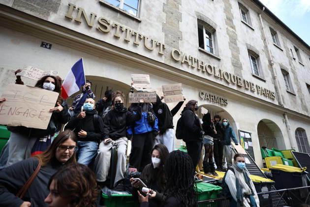 Catholic Institute of Paris Blockade - Paris Students blocking campus of Catholic Institute of Paris ( Institut Catholique de Paris ) in Paris, on October 8, 2026 as they continue their protest to demand the hiring of substitute teachers, increased resources, and decent learning conditions. Photo by Raphael Lafargue ABACAPRESS.COM Paris Ile-de-France France Copyright: xLafarguexRaphael ABACAx