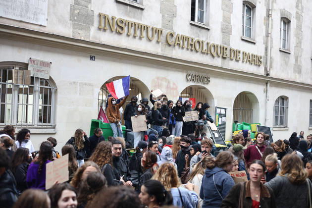 Catholic Institute of Paris Blockade - Paris Students blocking campus of Catholic Institute of Paris ( Institut Catholique de Paris ) in Paris, on October 8, 2026 as they continue their protest to demand the hiring of substitute teachers, increased resources, and decent learning conditions. Photo by Raphael Lafargue ABACAPRESS.COM Paris Ile-de-France France Copyright: xLafarguexRaphael ABACAx