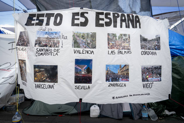 Protesters at Sol Square Stand by Their Demands for Housing Housing Protest at Puerta del Sol, October 8, 2026, in Madrid, Spain. The encampment at Sol has spilled over into the square, and the protesters are maintaining their demands against evictions and exorbitant rents. The Official State Gazette (BOE) published yesterday, October 7, the new version of the housing and rent decrees that the Council of Ministers approved the previous day OCTOBER 8, 2026 A Pé Madrid, Madrid, Spain Copyright: xA.xPÃ rezxMecax 7828151