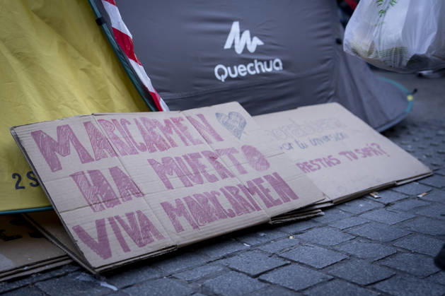 Protesters at Sol Square Stand by Their Demands for Housing A banner reading Maricarmen Is Dead, Long Live Maricarmen during the housing protest at Puerta del Sol on October 8, 2026, in Madrid, Spain. The encampment at Sol has spilled over into the square, and the protesters are maintaining their demands against evictions and exorbitant rents. The Official State Gazette (BOE) published yesterday, October 7, the new version of the housing and rent decrees that the Council of Ministers approved the previous day OCTOBER 8, 2026 A Pé Madrid, Madrid, Spain Copyright: xA.xPÃ rezxMecax 7828164