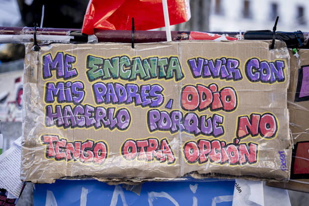 Protesters at Sol Square Stand by Their Demands for Housing A banner reading I love living with my parents, but I hate having to do it because I have no other choice during the housing protest at Puerta del Sol on October 8, 2026, in Madrid, Spain. The encampment at Sol has spilled over into the square, and the protesters are maintaining their demands against evictions and exorbitant rents. The Official State Gazette (BOE) published yesterday, October 7, the new version of the housing and rent decrees that the Council of Ministers had approved the previous day OCTOBER 8, 2026 A Pé Madrid, Madrid, Spain Copyright: xA.xPÃ rezxMecax 7828171
