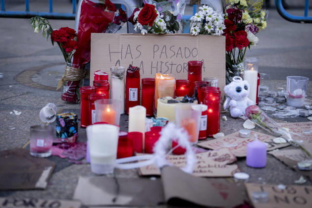 Protesters at Sol Square Stand by Their Demands for Affordable Housing Flowers and candles in tribute to Maricarmen Abascal during the housing protest at Puerta del Sol on October 8, 2026, in Madrid, Spain. The encampment at Sol has spilled over into the square, and the protesters are maintaining their demands against evictions and exorbitant rents. The Official State Gazette (BOE) published yesterday, October 7, the new version of the housing and rent decrees that the Council of Ministers approved the previous day OCTOBER 8, 2026 A Pé Madrid, Madrid, Spain Copyright: xA.xPÃ rezxMecax 7828179