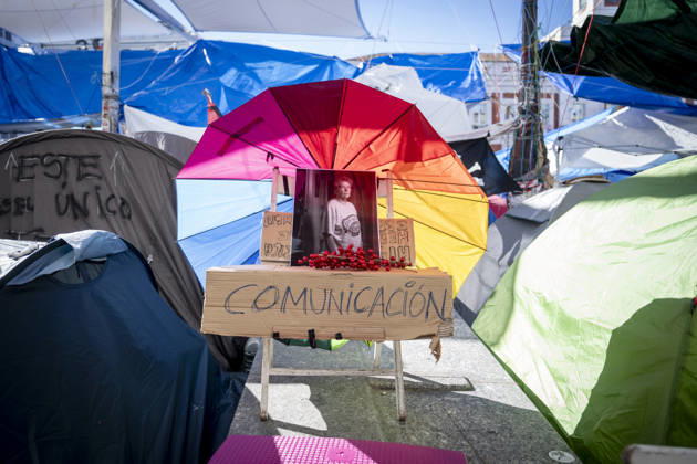 Protesters at Sol Square Stand by Their Demands for Affordable Housing Flowers and candles in tribute to Maricarmen Abascal during the housing protest at Puerta del Sol on October 8, 2026, in Madrid, Spain. The encampment at Sol has spilled over into the square, and the protesters are maintaining their demands against evictions and exorbitant rents. The Official State Gazette (BOE) published yesterday, October 7, the new version of the housing and rent decrees that the Council of Ministers approved the previous day OCTOBER 8, 2026 A Pé Madrid, Madrid, Spain Copyright: xA.xPÃ rezxMecax 7828181