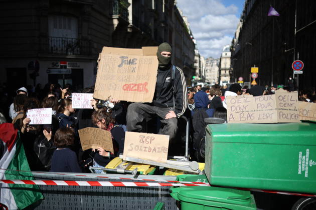 Catholic Institute of Paris and Paris-Panthéon-Assas Students Protest - Paris Students from the Catholic Institute of Paris and Paris-Panthéon-Assas University gather outside Paris-Panthéon-Assas University during a demonstration in support of high school students. The protesters are demanding the hiring of substitute teachers, increased resources, and decent learning conditions. Paris, France, October 8, 2026. Photo by Raphael Lafargue ABACAPRESS.COM Paris Ile-de-France France Copyright: xLafarguexRaphael ABACAx