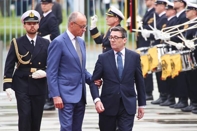 Berlin, Germany, October 8, 2026 Federal Chancellery Reception for the Prime Minister of the United Kingdom German Chancellor Friedrich Merz (CDU) and Andrew Andy Burnham at the reception with military honors Copyright: xdtsxNachrichtenagenturx dts_137567