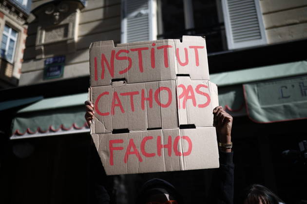 Catholic Institute of Paris and Paris-Panthéon-Assas Students Protest - Paris Students from the Catholic Institute of Paris and Paris-Panthéon-Assas University gather outside Paris-Panthéon-Assas University during a demonstration in support of high school students. The protesters are demanding the hiring of substitute teachers, increased resources, and decent learning conditions. Paris, France, October 8, 2026. Photo by Raphael Lafargue ABACAPRESS.COM Paris Ile-de-France France Copyright: xLafarguexRaphael ABACAx