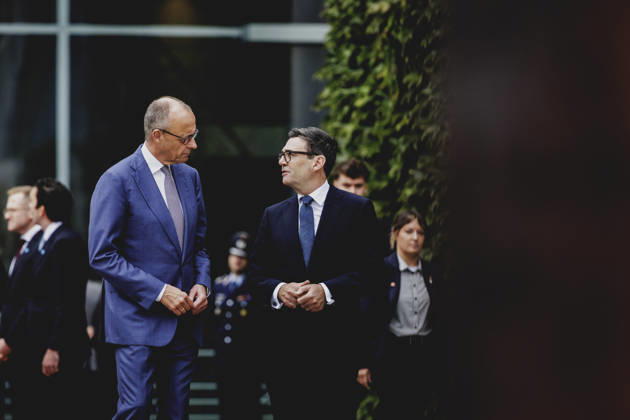 L R Friedrich Merz, CDU, Chancellor of Germany, and Andrew Burnham, Prime Minister of the United Kingdom, photographed during a reception with military honors at the Federal Chancellery in Berlin, October 8, 2026, Berlin, Germany Copyright: xFlorianxGaertnerx