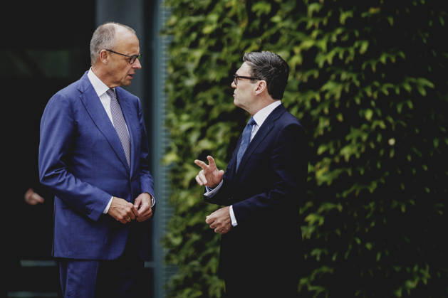 L R Friedrich Merz, CDU, Chancellor of Germany, and Andrew Burnham, Prime Minister of the United Kingdom, photographed during a reception with military honors at the Federal Chancellery in Berlin, October 8, 2026, Berlin, Germany Copyright: xFlorianxGaertnerx