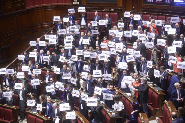 IPA89426821 - Rome, Chamber of Deputies: Electoral Law, explanations of vote, and final vote; pictured: the protest by the center-left  Copyright: xSTEFANOxCAROFEIx xSTEFANOxCAROFEIx xFOTOGRAMMAx IPA89426821
