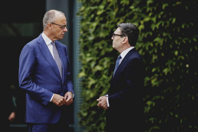 L R Friedrich Merz, CDU, Chancellor of Germany, and Andrew Burnham, Prime Minister of the United Kingdom, photographed during a reception with military honors at the Federal Chancellery in Berlin, October 8, 2026, Berlin, Germany Copyright: xFlorianxGaertnerx