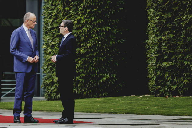 L R Friedrich Merz, CDU, Chancellor of Germany, and Andrew Burnham, Prime Minister of the United Kingdom, photographed during a reception with military honors at the Federal Chancellery in Berlin, October 8, 2026, Berlin, Germany Copyright: xFlorianxGaertnerx