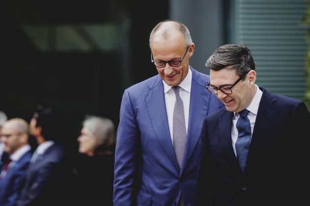 L R Friedrich Merz, CDU, Chancellor of Germany, and Andrew Burnham, Prime Minister of the United Kingdom, photographed during a reception with military honors at the Federal Chancellery in Berlin, October 8, 2026, Berlin, Germany Copyright: xFlorianxGaertnerx