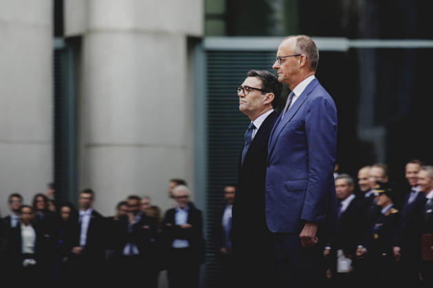 R. L. Friedrich Merz (CDU), Chancellor of Germany, and Andrew Burnham, Prime Minister of the United Kingdom, photographed during a reception with military honors at the Federal Chancellery in Berlin, October 8, 2026, Berlin, Germany Copyright: xFlorianxGaertnerx