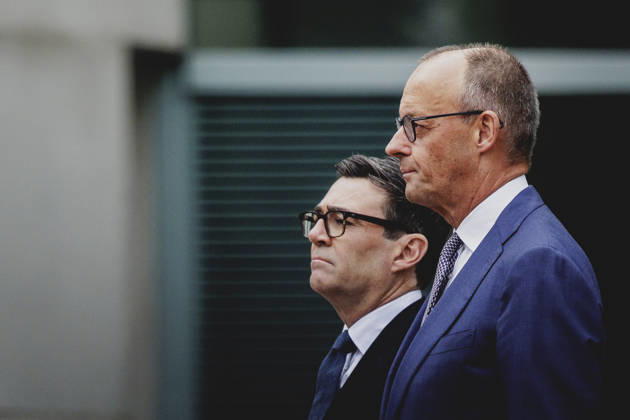 R. L. Friedrich Merz (CDU), Chancellor of Germany, and Andrew Burnham, Prime Minister of the United Kingdom, photographed during a reception with military honors at the Federal Chancellery in Berlin, October 8, 2026, Berlin, Germany Copyright: xFlorianxGaertnerx