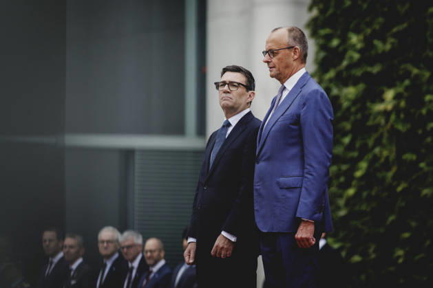 R. L. Friedrich Merz (CDU), Chancellor of Germany, and Andrew Burnham, Prime Minister of the United Kingdom, photographed during a reception with military honors at the Federal Chancellery in Berlin, October 8, 2026, Berlin, Germany Copyright: xFlorianxGaertnerx