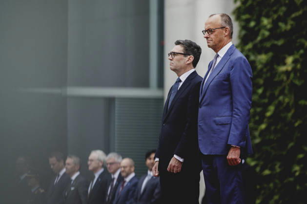 R. L. Friedrich Merz, CDU, Chancellor of Germany, and Andrew Burnham, Prime Minister of the United Kingdom, photographed during a reception with military honors at the Federal Chancellery in Berlin, October 8, 2026, Berlin, Germany Copyright: xFlorianxGaertnerx