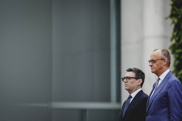 R. L. Friedrich Merz, CDU, Chancellor of Germany, and Andrew Burnham, Prime Minister of the United Kingdom, photographed during a reception with military honors at the Federal Chancellery in Berlin, October 8, 2026, Berlin, Germany Copyright: xFlorianxGaertnerx