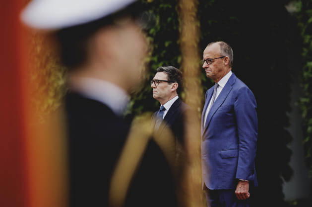 R. L. Friedrich Merz, CDU, Chancellor of Germany, and Andrew Burnham, Prime Minister of the United Kingdom, photographed during a reception with military honors at the Federal Chancellery in Berlin, October 8, 2026, Berlin, Germany Copyright: xFlorianxGaertnerx