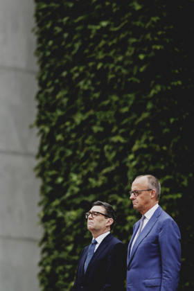 R. L. Friedrich Merz, CDU, Chancellor of Germany, and Andrew Burnham, Prime Minister of the United Kingdom, photographed during a reception with military honors at the Federal Chancellery in Berlin, October 8, 2026, Berlin, Germany Copyright: xFlorianxGaertnerx