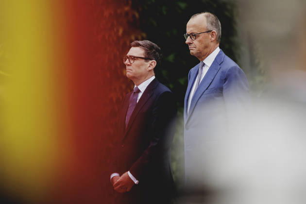 R. L. Friedrich Merz of the CDU, Chancellor of Germany, and Andrew Burnham, Prime Minister of the United Kingdom, photographed during a reception with military honors at the Federal Chancellery in Berlin, October 8, 2026, Berlin, Germany Copyright: xFlorianxGaertnerx