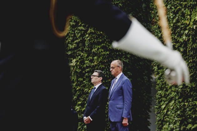 R. L. Friedrich Merz (CDU), Chancellor of Germany, and Andrew Burnham, Prime Minister of the United Kingdom, photographed during a reception with military honors at the Federal Chancellery in Berlin, October 8, 2026, Berlin, Germany Copyright: xFlorianxGaertnerx