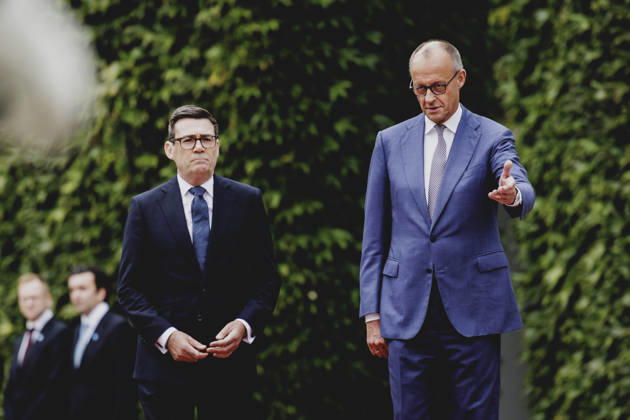 R. L. Friedrich Merz of the CDU, Chancellor of Germany, and Andrew Burnham, Prime Minister of the United Kingdom, photographed during a reception with military honors at the Federal Chancellery in Berlin, October 8, 2026, Berlin, Germany Copyright: xFlorianxGaertnerx