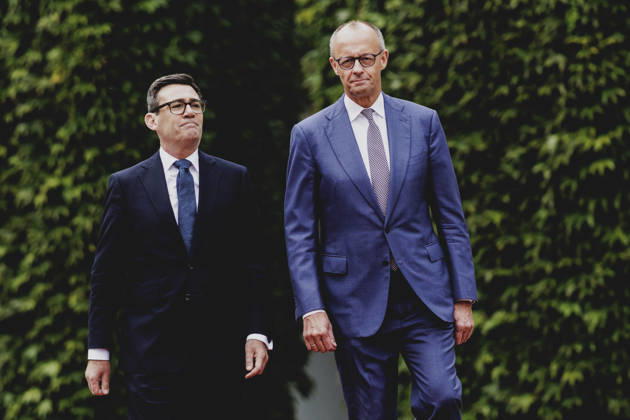 R. L. Friedrich Merz of the CDU, Chancellor of Germany, and Andrew Burnham, Prime Minister of the United Kingdom, photographed during a reception with military honors at the Federal Chancellery in Berlin, October 8, 2026, Berlin, Germany Copyright: xFlorianxGaertnerx