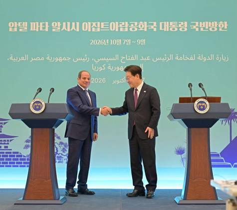 Egyptian and South Korean Presidents Attend Official Welcome in Seoul Egyptian President Abdel Fattah al-Sisi and South Korean President Lee Jae Myung attend an official welcoming ceremony at the South Korean presidential office in Seoul, South Korea, on October 8, 2026. Lee welcomed al-Sisi on arrival as the two countries’ national anthems were played and an honor guard was reviewed, before the Egyptian president signed the official guest book and the two leaders posed for a commemorative photograph. Photo by Egyptian President Office apaimages Cairo Cairo Egypt 081026_South_Korea_EPO_00(6) Copyright: xapaimagesxEgyptianxPresidentxOfficex xapaimagesx
