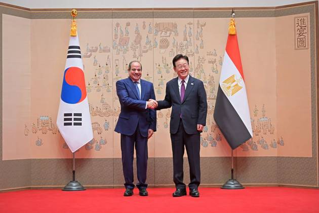 Egyptian and South Korean Presidents Attend Official Welcome in Seoul Egyptian President Abdel Fattah al-Sisi and South Korean President Lee Jae Myung attend an official welcoming ceremony at the South Korean presidential office in Seoul, South Korea, on October 8, 2026. Lee welcomed al-Sisi on arrival as the two countries’ national anthems were played and an honor guard was reviewed, before the Egyptian president signed the official guest book and the two leaders posed for a commemorative photograph. Photo by Egyptian President Office apaimages Cairo Cairo Egypt 081026_South_Korea_EPO_00(9) Copyright: xapaimagesxEgyptianxPresidentxOfficex xapaimagesx