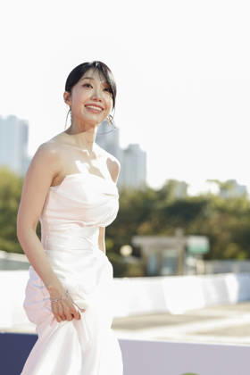 red carpet at Seoul Drama Awards in South Korea South Korean singer and actress Jeong Eun-ji poses for photos on the red carpet during the 21st Seoul International Drama Awards in Seoul, South Korea, on October 08, 2026. Seoul South Korea Copyright: xMatrixxImages JungxUi-Chelx
