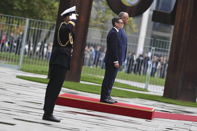 British Prime Minister Burnham welcomed with military ceremony in Berlin BERLIN, GERMANY - OCTOBER 8: British Prime Minister Andy Burnham is being welcomed by German Chancellor Friedrich Merz (not seen) with a military ceremony at the Federal Chancellery in Berlin, Germany, on October 8, 2026. Halil Sagirkaya Anadolu Berlin Germany. Editorial use only. Please get in touch for any other usage.  Copyright: x2026xAnadoluxHalilxSagirkayax