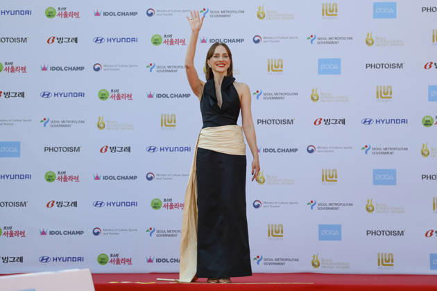 red carpet at Seoul Drama Awards in South Korea Czech actress Elizaveta Maximova poses for photos on the red carpet during the 21st Seoul International Drama Awards in Seoul, South Korea, on October 08, 2026. Seoul South Korea Copyright: xMatrixxImages JungxUi-Chelx