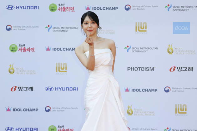 red carpet at Seoul Drama Awards in South Korea South Korean singer and actress Jeong Eun-ji poses for photos on the red carpet during the 21st Seoul International Drama Awards in Seoul, South Korea, on October 08, 2026. Seoul South Korea Copyright: xMatrixxImages JungxUi-Chelx