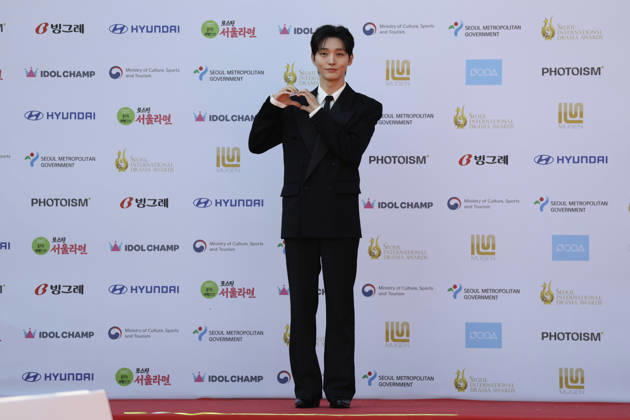 red carpet at Seoul Drama Awards in South Korea South Korean singer and actor Yoon Ji-sung poses for photos on the red carpet during the 21st Seoul International Drama Awards in Seoul, South Korea, on October 08, 2026. Seoul South Korea Copyright: xMatrixxImages JungxUi-Chelx