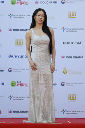red carpet at Seoul Drama Awards in South Korea Singaporean actress Gladys Bay poses for photos on the red carpet during the 21st Seoul International Drama Awards in Seoul, South Korea, on October 08, 2026. Seoul South Korea Copyright: xMatrixxImages JungxUi-Chelx